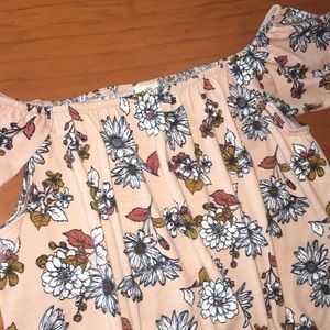 Floral of the shoulder shirt